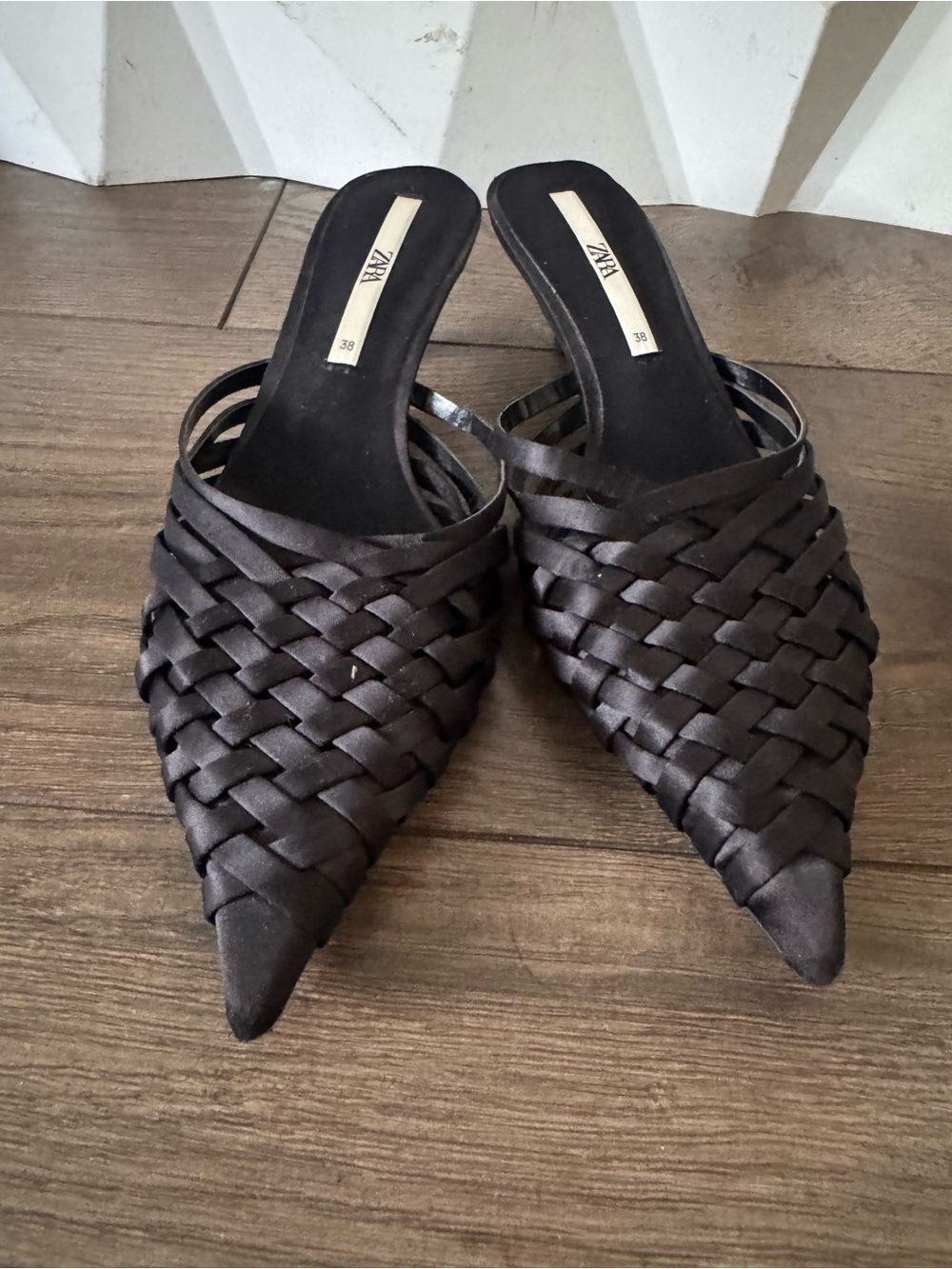 Zara Pointed-Toe Mule kitten Heels in Black, size 38(7.5) - Picture 6 of 10